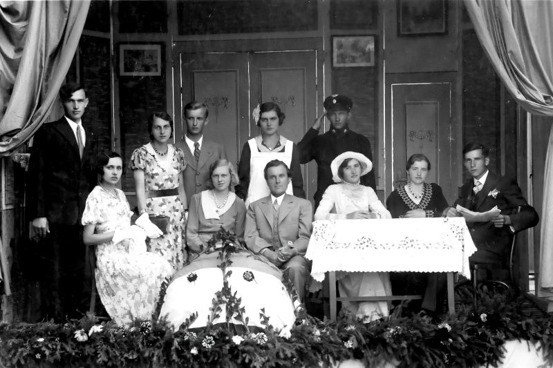 Predstava <em>Praha-Brno, nasedat!</em> koju je omladinski kružok daruvarske besede izveo u Donjem Daruvaru na improviziranoj pozornici u dvorištu vatrogasnog doma. (Češka beseda Daruvar)