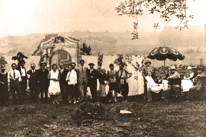 Nepotpisana fotografija na kojoj su daruvarski glumci - možda je riječ o predstavi <em>Český ráj/Češki raj</em> iz 1929. godine koja se u zapisima vodi kao Prva predstava u prirodi. (Češka beseda Daruvar). 