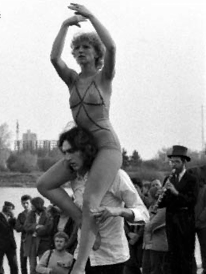Damir Bartol Indijanac i Dunja Koprolčec u predstavi <em>Bijela soba</em> Kugla glumišta, 1978, Zagreb, jezero Bundek. Snimio Ivan Mršić