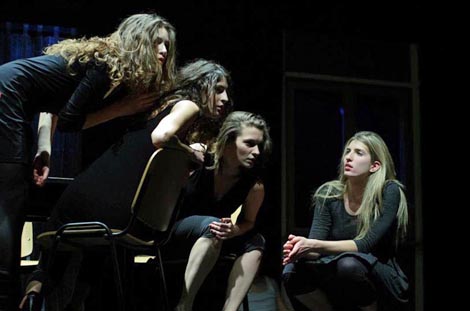 Dajana Čuljak, Dubravka Lelas, Sara Stanic i Ana Marija Žužu u sceni iz predstave; Zbigniew Rybczyński, Tango, scenski pokret: Saša Božić, Ksenija Zec, foto: Sara B. Moritz, www.facebook.com