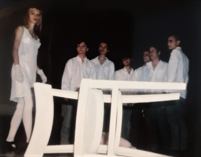 Anica Tomić (lijevo) u adaptaciji Čehovljeve predstave <em>Tri sestre</em>, Theatre des Femmes, 1998.